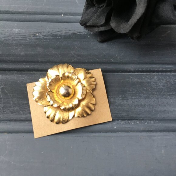 Gold Flower Collar Clip - Picture 6 of 6